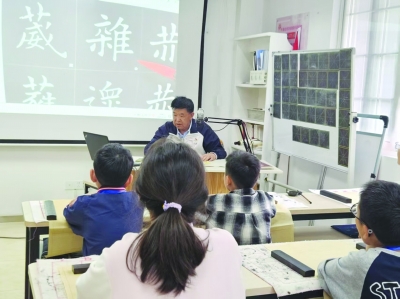 纯旭配资端 “书法爷爷”用爱陪伴孩子们“立字立人”