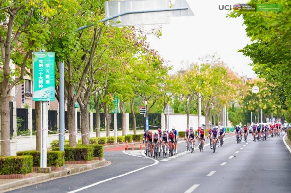 永华配资 通过环崇明岛女子世巡赛看清差距，顶级自行车赛事成为本土选手历练场